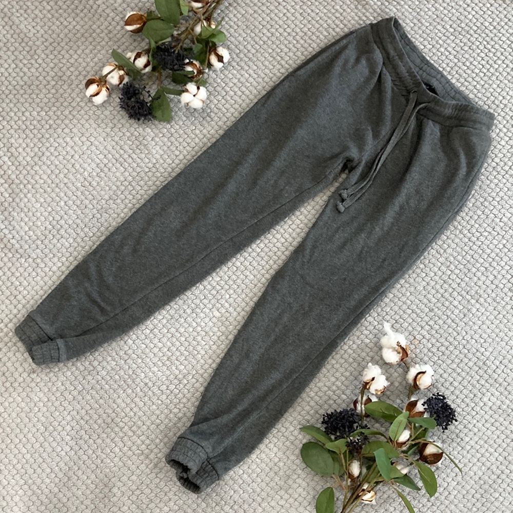 Dari brand grey jogger-style sweatpants with pockets. Size small.